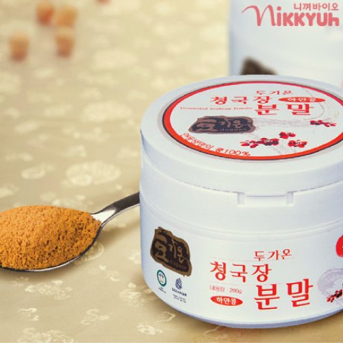 청국장 분말 제품 용기와 스푼에 담긴 분말
